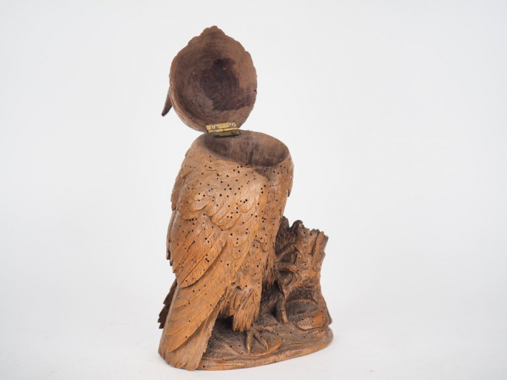 Boite fin XIXème en bois sculpté en forme de hibou, les yeux en verre 