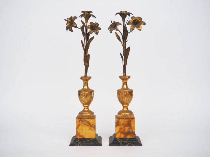 Paire de bougeoirs XIXème en bois doré sculpté et laiton en forme de t