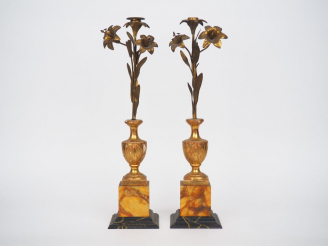 Vente aux enchères Paire de bougeoirs XIXème en bois doré sculpté et laiton en forme de t