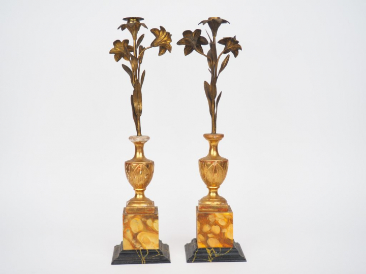 Paire de bougeoirs XIXème en bois doré sculpté et laiton en forme de t