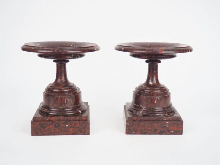 Paire de grandes cassolettes Napoléon III en marbre rouge. Dim. 23,5 x