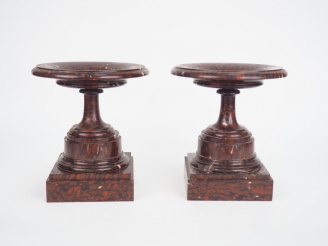 Vente aux enchères Paire de grandes cassolettes Napoléon III en marbre rouge. Dim. 23,5 x