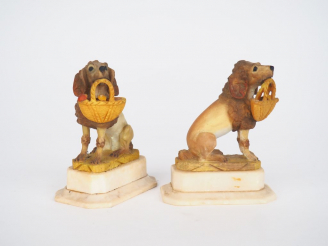 Vente aux enchères Paire de sujets vers 1900 "caniche au panier" en albâtre polychrome. D