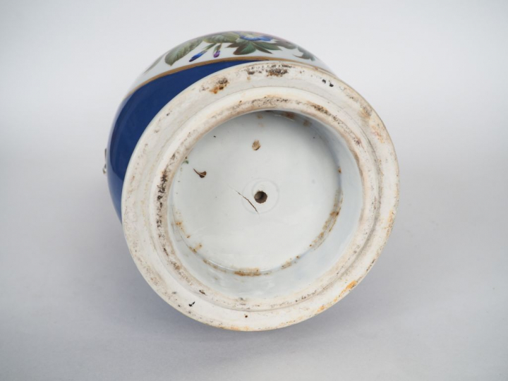Vase à anses Napoléon III en porcelaine de Paris à décor dans une rése