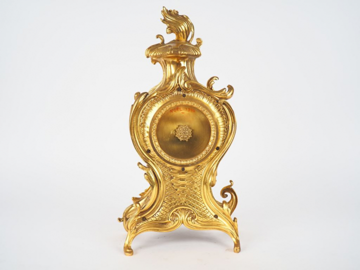 Cartel de style Rocaille en bronze doré à décor de rinceaux feuillagés