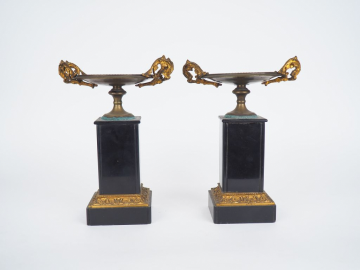 Paire de cassolettes Napoléon III en marbre noir et bronze à décor de 