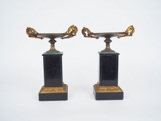 Vente aux enchères Paire de cassolettes Napoléon III en marbre noir et bronze à décor de 