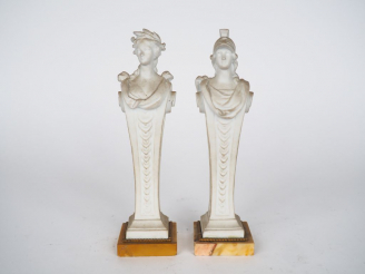 Vente aux enchères Paire de sujets en biscuit figurant des personnages antiques en gaine,