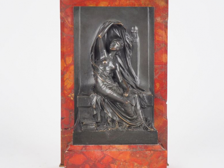 H. CHAPU. "La pensée". Plaque en bronze à patine brune sur un présento