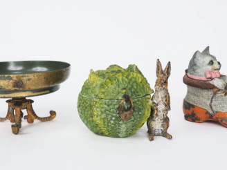 Vente aux enchères Baguier en tôle et bronze de Vienne à décor d'un chat sur un cerceau. 