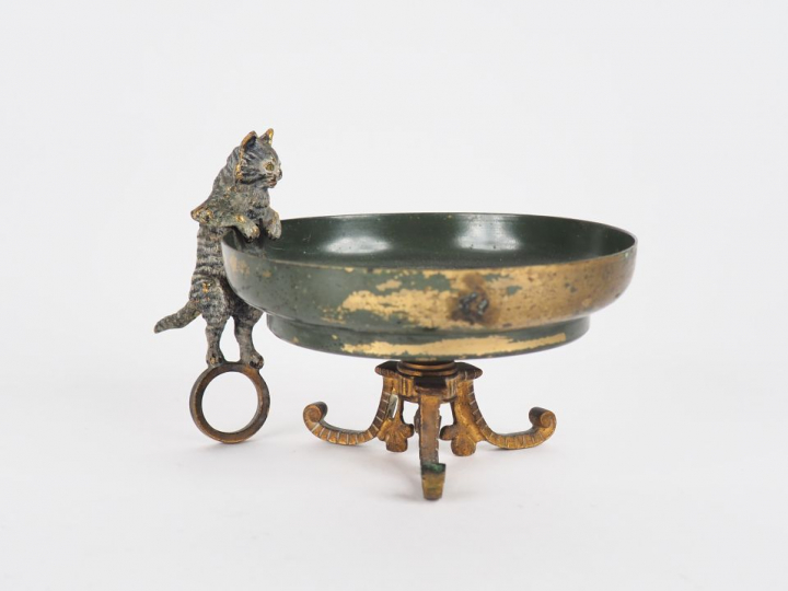 Baguier en tôle et bronze de Vienne à décor d'un chat sur un cerceau. 