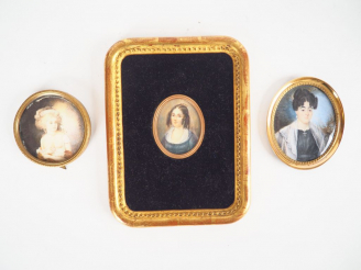 Vente aux enchères Miniature XIXème "portrait de jeune fille". Signée  Miniature XIXème "