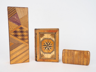 Vente aux enchères Trois différentes boites en marqueterie de paille à décor de motifs gé