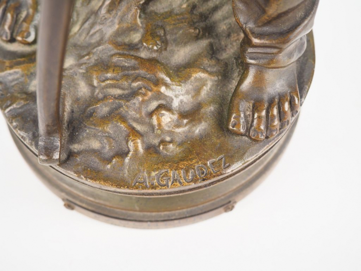GAUDEZ. "Le faucheur".  Sculpture en bronze à patine brune, signée. H.