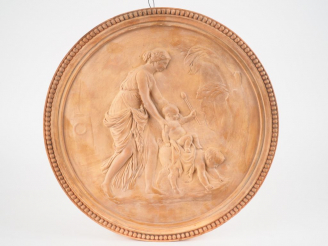 Vente aux enchères Plaque en terre cuite en tondo 1900 de style néo classique figurant un