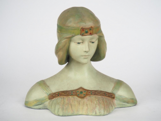 Vente aux enchères Sujet 1900 en stuc polychrome "buste de jeune fille", signé Dim. 26 x 