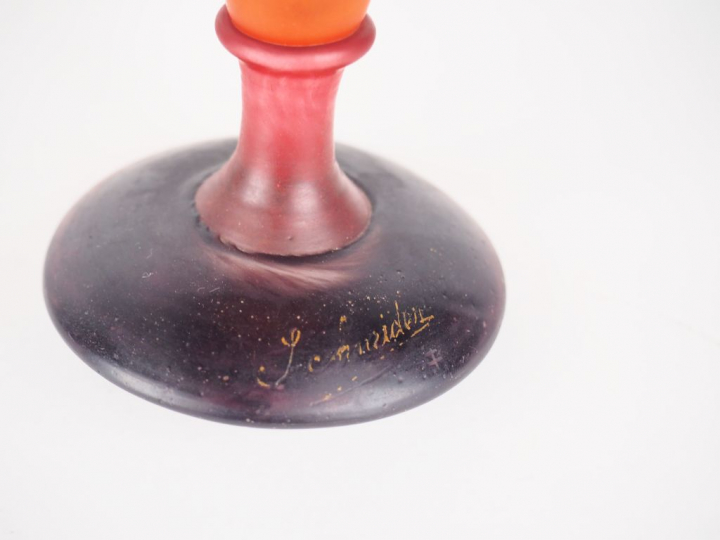 SCHNEIDER.  Coupe en verre marbré, signée H. 20 cm.