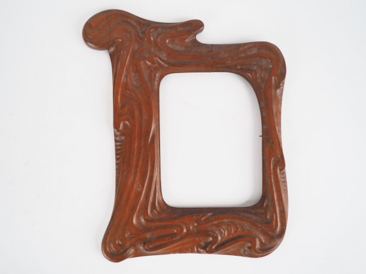 Cadre Art Nouveau en bois naturel mouluré et sculpté. Dim. 16,5 x 21,5