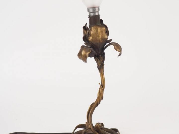 Pied de lampe Art Nouveau en bronze en forme d'iris. H. 28,5 cm.
