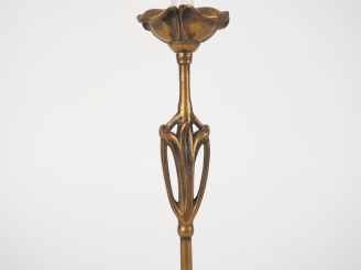 Vente aux enchères Pied de lampe de style Art Nouveau en bronze en forme de fleur, fût aj