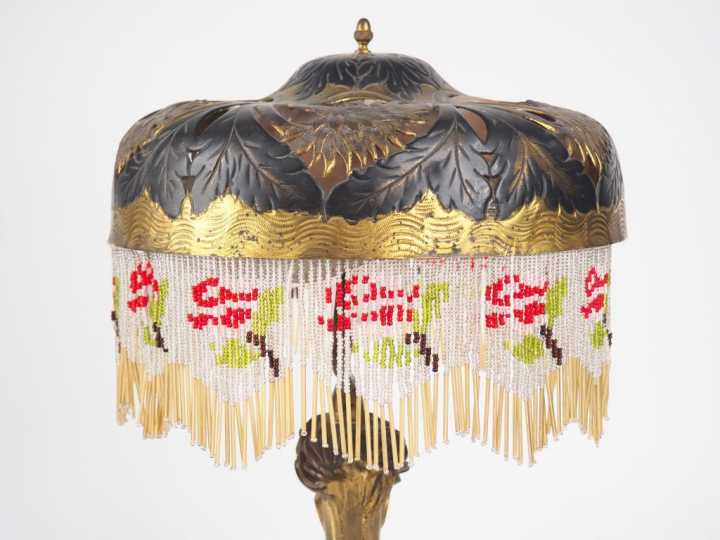 Lampe rétro début XXème en métal doré bruni et ajouré, à décor de char