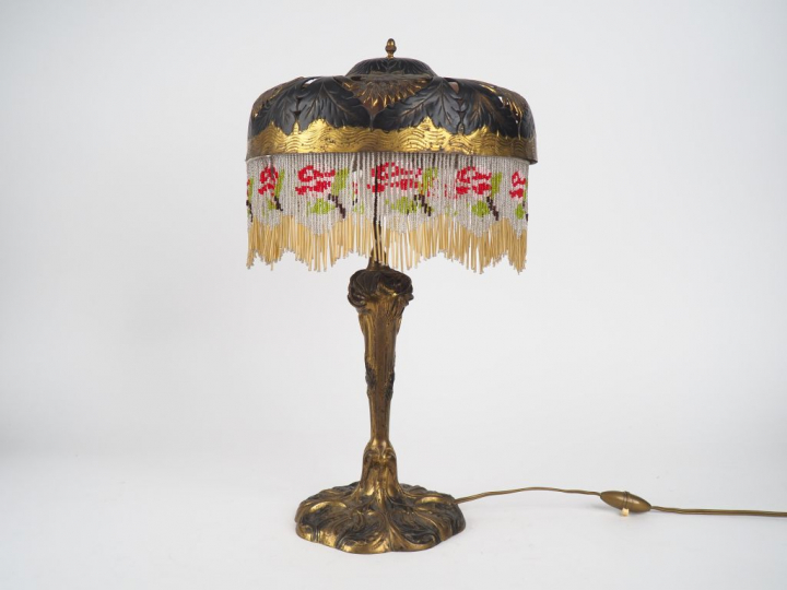 Lampe rétro début XXème en métal doré bruni et ajouré, à décor de char