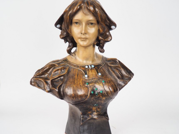 MONTENAVE pour GOLDSCHEIDER. "Portrait de jeune fille en buste" Sculpt