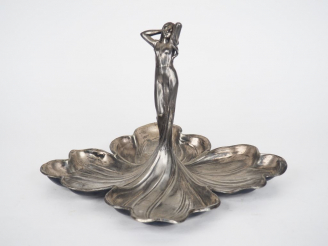 Vente aux enchères Coupe Art Nouveau en métal argenté en forme de jeune fille et de feuil