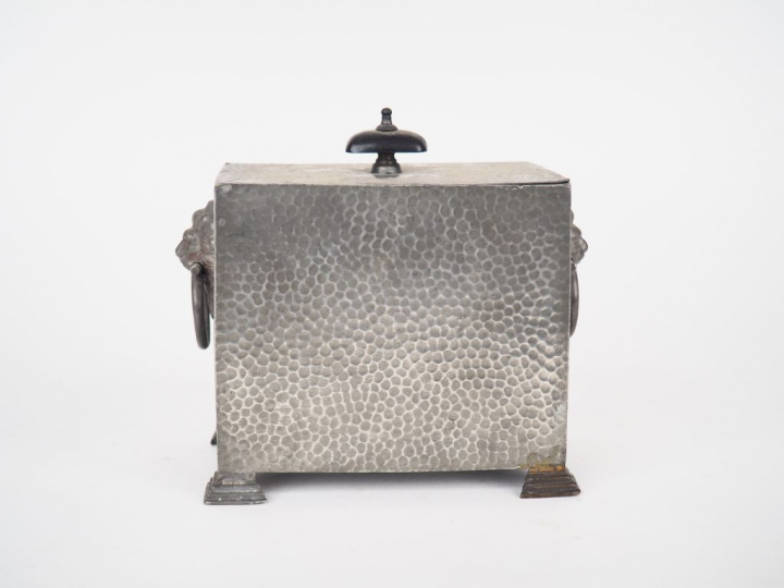 Coffret fin XIXème en étain martelé à décor de mufles de lions. Dim. 1