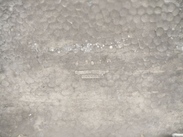 Coffret fin XIXème en étain martelé à décor de mufles de lions. Dim. 1