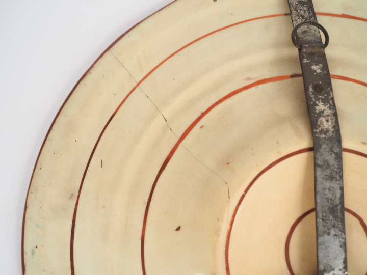 Grand plat hispano mauresque en faïence lustrée, à décor irisé de feui