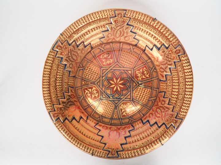 Grand plat hispano mauresque en faïence lustrée, à décor irisé de moti