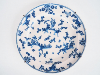Vente aux enchères Grand plat XVIIIème en faïence de Moustiers ou d'Alcora décor en camaï