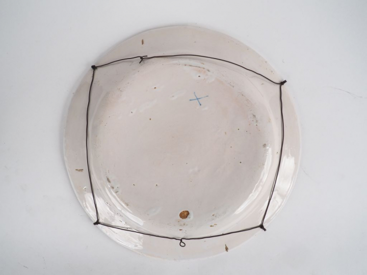 Grand plat XVIIIème en faïence de Moustiers ou d'Alcora décor en camaï