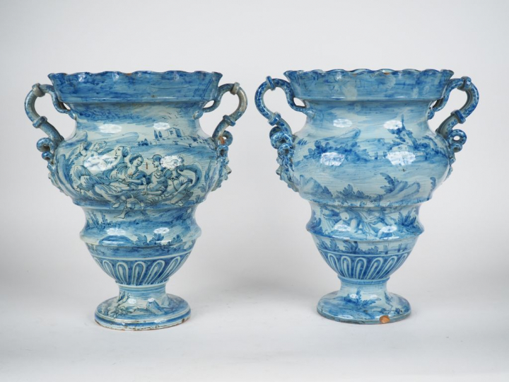 Paire de vases XIXème en faience de Savone décor en camaïeu bleu de pa