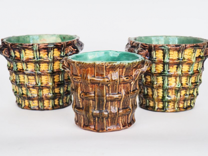 Paire cache-pots et un cache pot en barbotine polychrome en forme de p