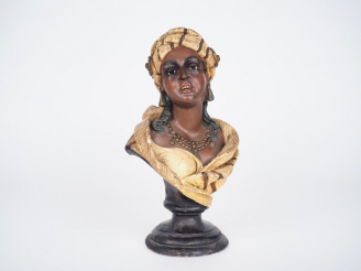 Vente aux enchères Sujet 1900 en plâtre polychrome "Jeune orientale au turban". H. 27 cm.