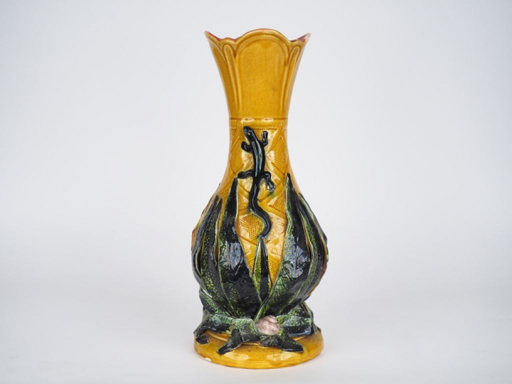 Vase 1900 en barbotine à décor polychrome et en relief de végétaux, de
