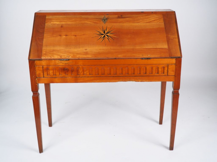 Bureau de pente de style Louis XVI en bois fruitier et marqueterie à d