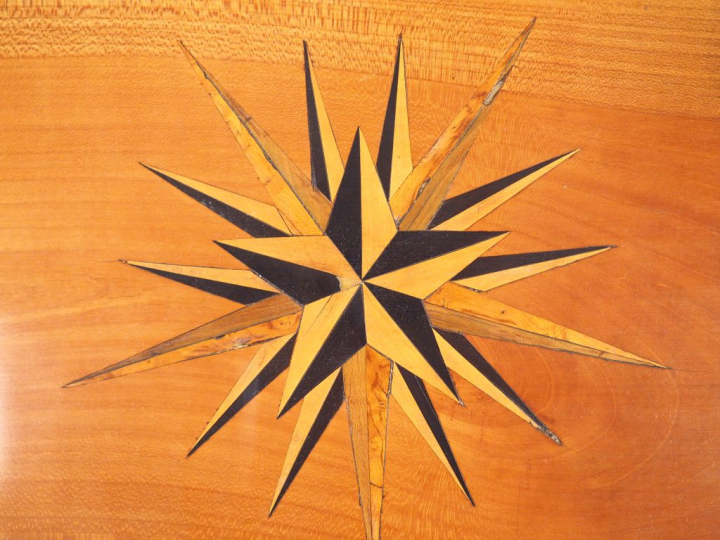 Bureau de pente de style Louis XVI en bois fruitier et marqueterie à d