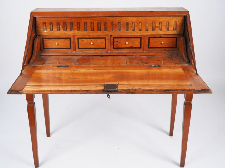 Bureau de pente de style Louis XVI en bois fruitier et marqueterie à d