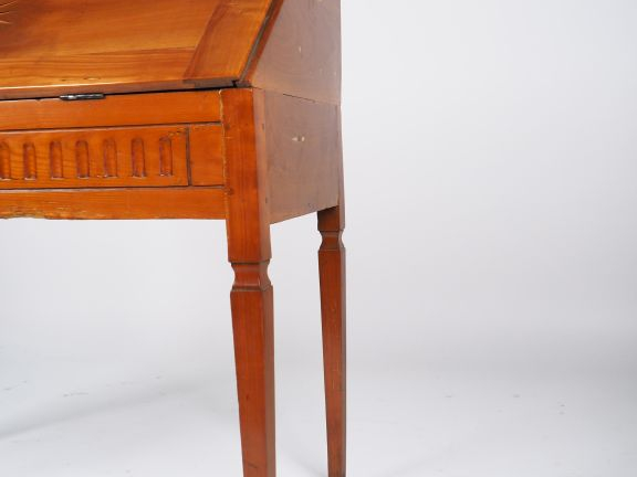 Bureau de pente de style Louis XVI en bois fruitier et marqueterie à d