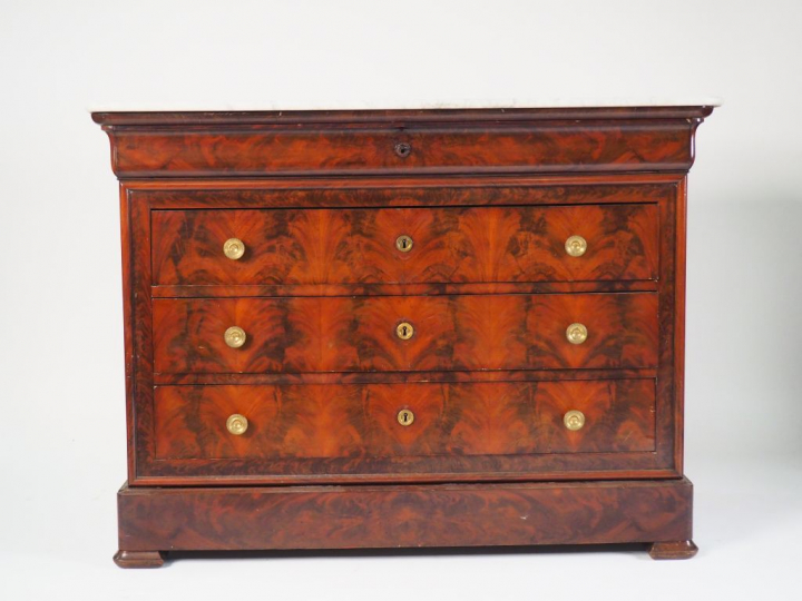 Commode Louis-Philippe en acajou et placage d'acajou flammé, dessus ma