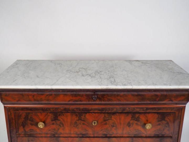 Commode Louis-Philippe en acajou et placage d'acajou flammé, dessus ma