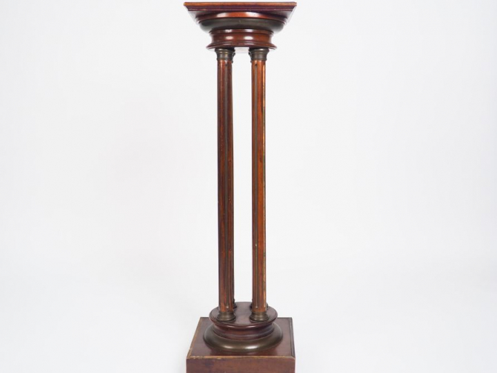 Sellette de style Louis XVI en acajou et placage d'acajou, à décor de 