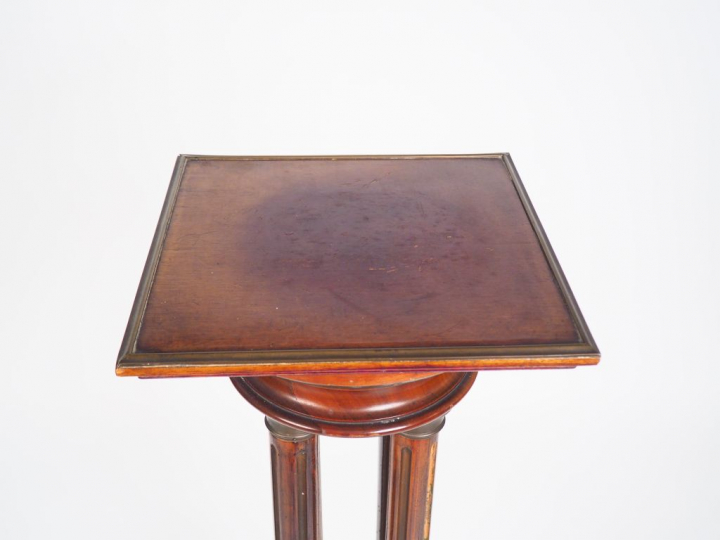 Sellette de style Louis XVI en acajou et placage d'acajou, à décor de 