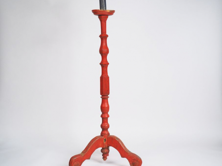 Grand porte-cierge XIXème de style Louis XV en bois laqué rouge, piète