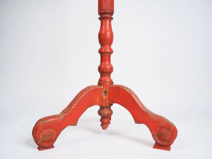 Grand porte-cierge XIXème de style Louis XV en bois laqué rouge, piète