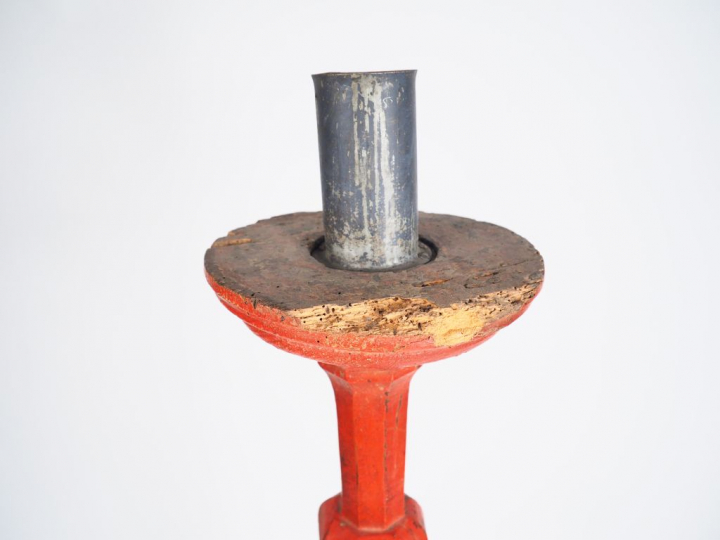 Grand porte-cierge XIXème de style Louis XV en bois laqué rouge, piète