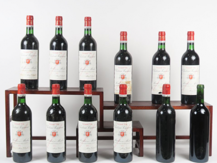 12 BOUTEILLES CHÂTEAU POUJEAUX MOULIS - 1975 - BG/1 SE/1 SE et CAPS AB